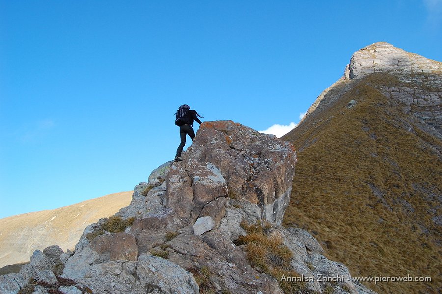 16 Su facili roccette verso la vetta.JPG